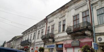 Un pensionar din Rădăuți locuiește într-o casă care riscă să se dărâme în orice moment