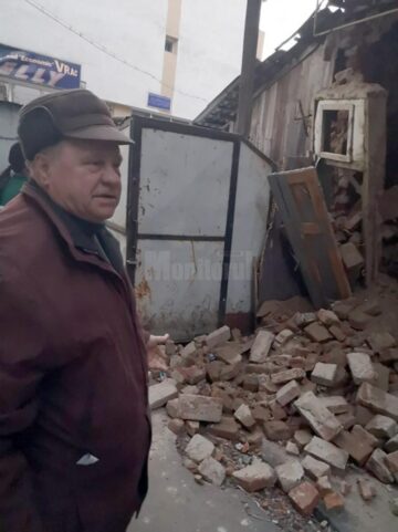 Un pensionar din Rădăuți locuiește într-o casă care riscă să se dărâme în orice moment
