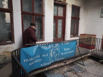 Un pensionar din Rădăuți locuiește într-o casă care riscă să se dărâme în orice moment
