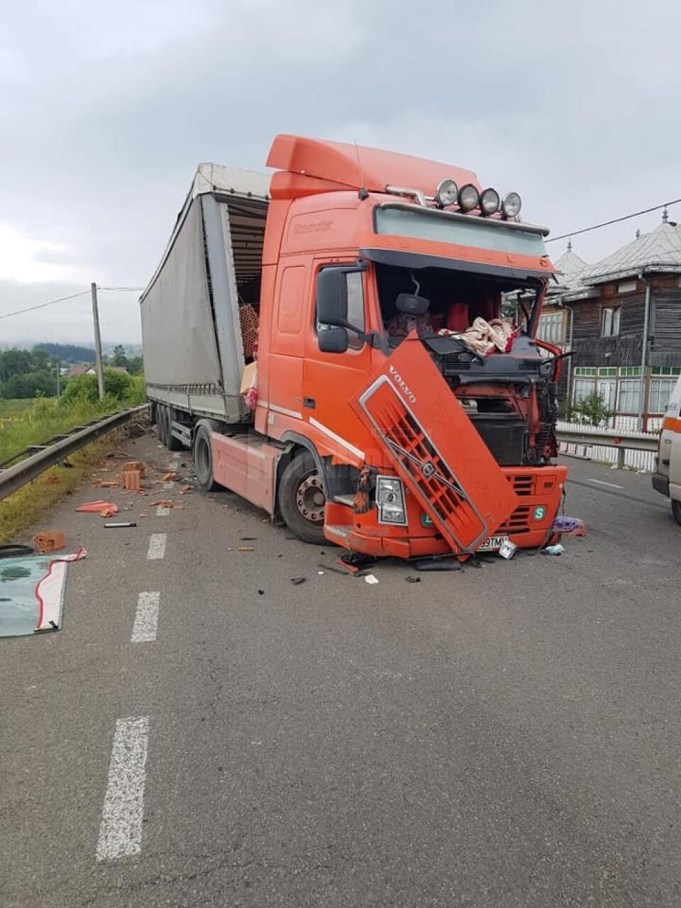 Accident grav, cu un tir intrat într-un camion, după o depășire neregulamentară
