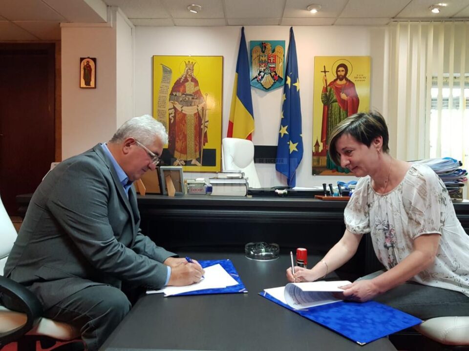 Contractul de execuție al noii grădinițe din Burdujeni Sat a fost semnat miercuri, pentru 2,4 milioane de lei, cu o asociere de firme condusă de Conbucovina