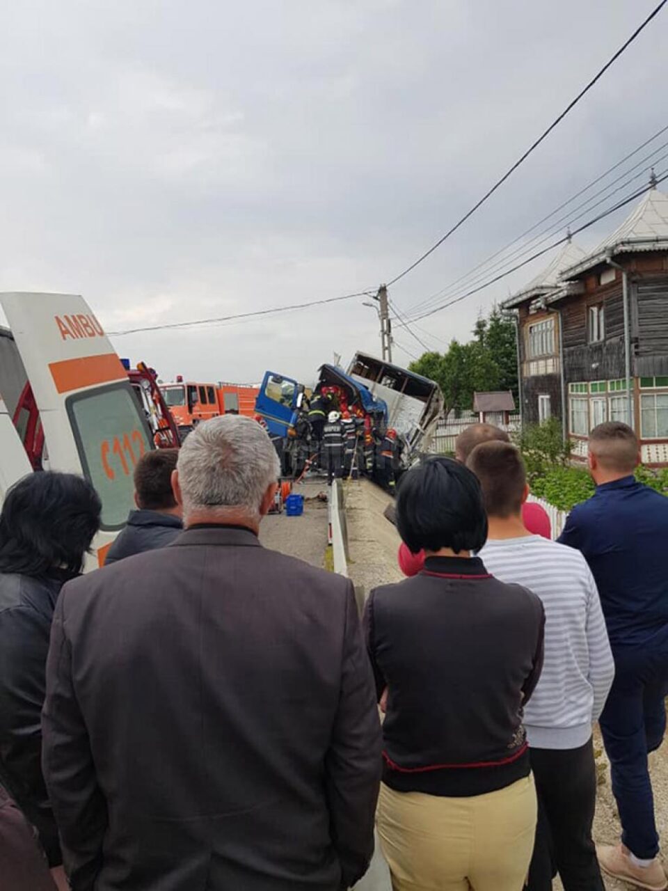 Autoutilitara măturată de pe șosea