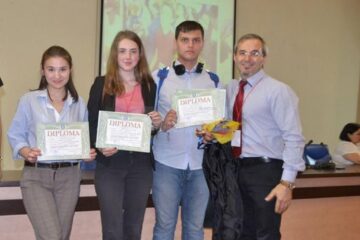 Echipa de la Petru Rares, alături de vicepreședintele olimpiadei, Florin George Popovici