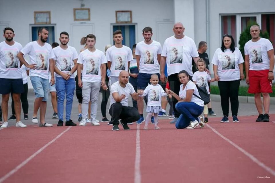 Aproape 10.000 de lei s-au adunat miercuri, la Fălticeni, pentru Eliza-Maria Balica, fetița diagnosticată cu leucemie