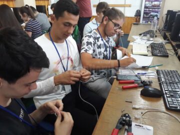 Elevi ai Colegiului ”Nicu Gane” Fălticeni au experimentat viața de facultate alături de studenții electroniști din Iași
