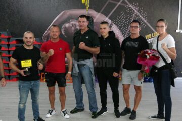 Legendarul luptător Peter Aerts, Ionuț Pitbull Atodiresei și Jorina Baars au vizitat un complex sportiv din Suceava
