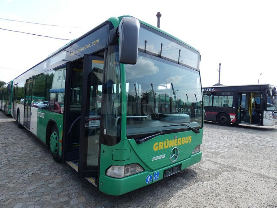 Autobuzele Mercedes achiziționate de la societatea de transport public din Viena, aflate acum în curtea TPL Suceava