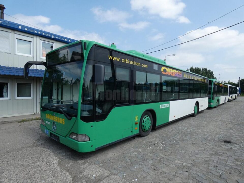 Autobuzele Mercedes achiziționate de la societatea de transport public din Viena, aflate acum în curtea TPL Suceava