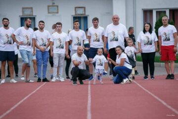 Aproape 10.000 de lei s-au adunat miercuri, la Fălticeni, pentru Eliza-Maria Balica, fetița diagnosticată cu leucemie Foto: Codrin Anton