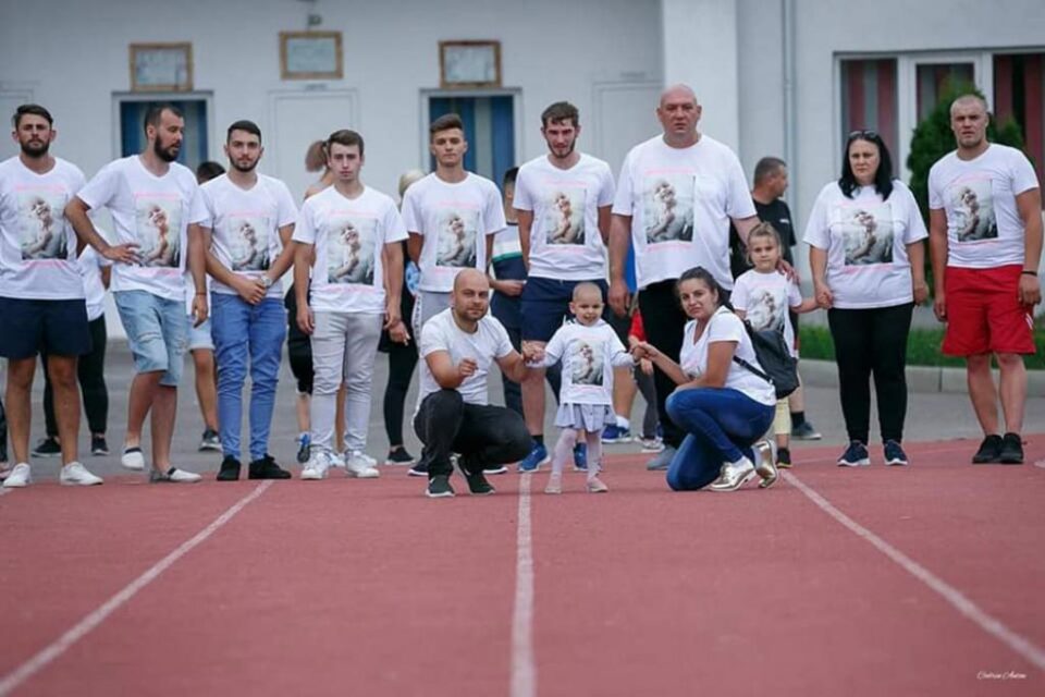 Aproape 10.000 de lei s-au adunat miercuri, la Fălticeni, pentru Eliza-Maria Balica, fetița diagnosticată cu leucemie Foto: Codrin Anton