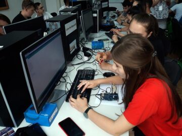 Elevi ai Colegiului ”Nicu Gane” Fălticeni au experimentat viața de facultate alături de studenții electroniști din Iași
