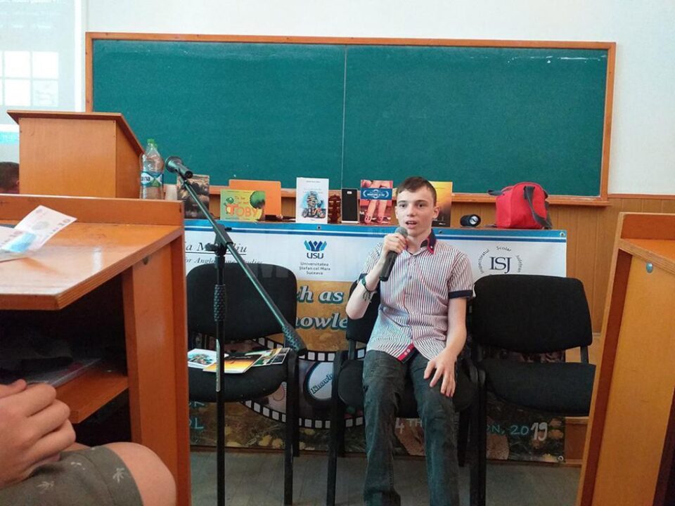 Adolescentul Sebi Crăciun, cu un palmares de șase volume de poezii publicate, invitat la Școala de vară „English as A Jar of Knowledge”, ediția a IV-a