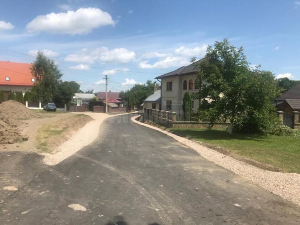 Primăria Dărmănești a finalizat asfaltarea unui drum din satul Măriței