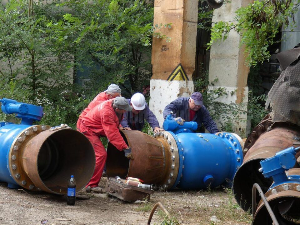 Montarea de vane de sectorizare pe conductele de agent termic primar de la CT II, de unde se bifurcă distribuția spre Burdujeni și restul orașului Montarea de vane de sectorizare pe conductele de agent termic primar de la CT II, de unde se bifurcă distribuția spre Burdujeni și restul orașului