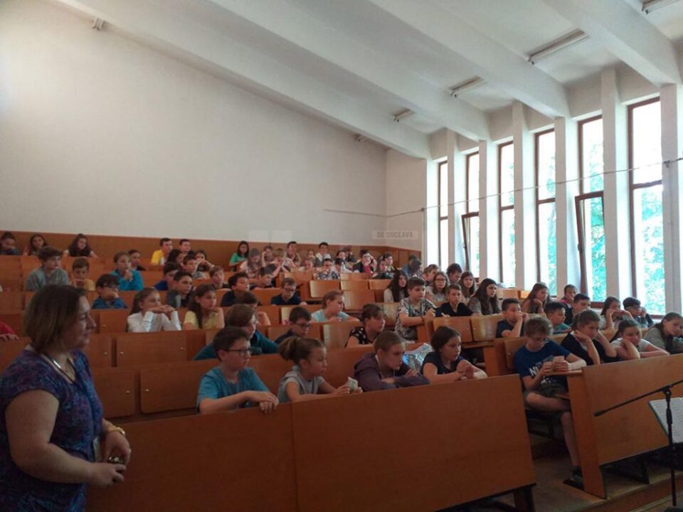 Adolescentul Sebi Crăciun, cu un palmares de șase volume de poezii publicate, invitat la Școala de vară „English as A Jar of Knowledge”, ediția a IV-a