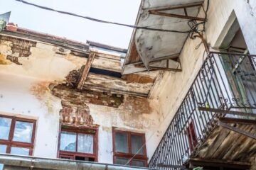 Clădirea reprezintă în continuare un risc major la adresa celor care intră în ea, darămite a celor care mai și locuiesc acolo