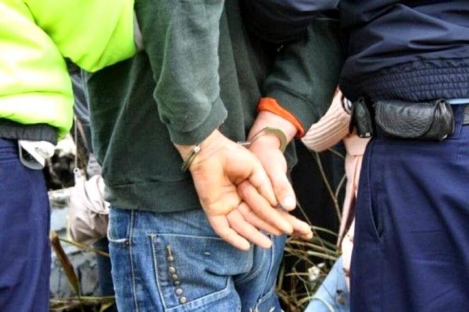 Șofer încătușat după ce a refuzat să colaboreze cu polițiștii care l-au oprit