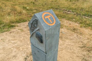 Bornă din proiectul Via Transilvanica Sursa foto: viatransilvanica