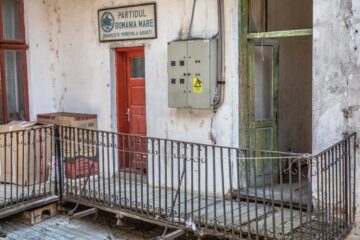 Clădirea reprezintă în continuare un risc major la adresa celor care intră în ea, darămite a celor care mai și locuiesc acolo