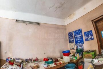 Clădirea reprezintă în continuare un risc major la adresa celor care intră în ea, darămite a celor care mai și locuiesc acolo