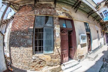 Clădirea reprezintă în continuare un risc major la adresa celor care intră în ea, darămite a celor care mai și locuiesc acolo