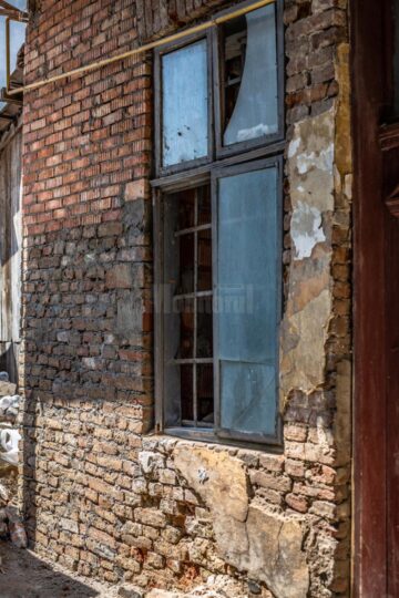 Clădirea reprezintă în continuare un risc major la adresa celor care intră în ea, darămite a celor care mai și locuiesc acolo