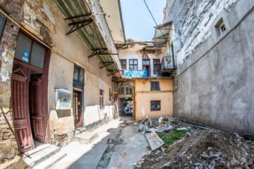 Clădirea reprezintă în continuare un risc major la adresa celor care intră în ea, darămite a celor care mai și locuiesc acolo