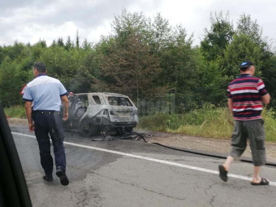 Un Mercedes a ars violent, în trafic, între Ilișești și Păltinoasa