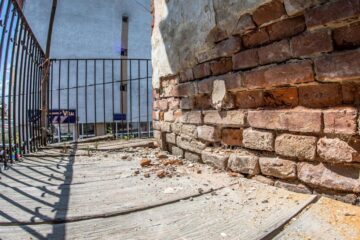 Clădirea reprezintă în continuare un risc major la adresa celor care intră în ea, darămite a celor care mai și locuiesc acolo