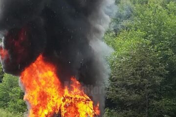 Un Mercedes a ars violent, în trafic, între Ilișești și Păltinoasa