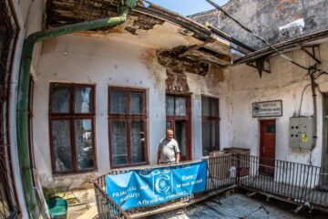 Clădirea reprezintă în continuare un risc major la adresa celor care intră în ea, darămite a celor care mai și locuiesc acolo