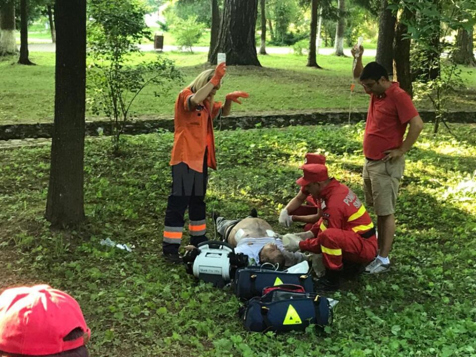 Bărbatul a intrat în stop cardio-respirator, iar la fața locului este chemat de urgență un echipaj medical Bărbatul a intrat în stop cardio-respirator, iar la fața locului este chemat de urgență un echipaj medical
