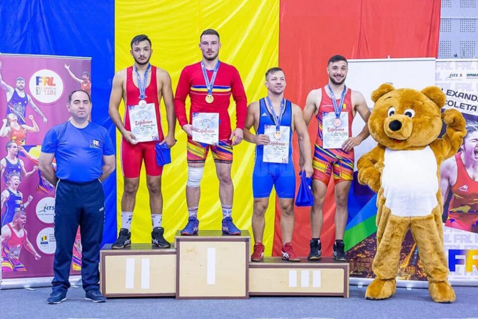 Suceveanul Adrian Agache, campion al României de seniori, și antrenorul Valerică Gherasim (stânga) Suceveanul Adrian Agache, campion al României de seniori, și antrenorul Valerică Gherasim (stânga)