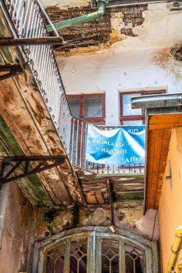 Clădirea reprezintă în continuare un risc major la adresa celor care intră în ea, darămite a celor care mai și locuiesc acolo