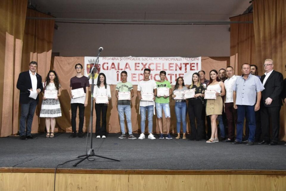 Cătălin Coman i-a premiat pe cei mai buni elevi și sportivi din municipiu Cătălin Coman i-a premiat pe cei mai buni elevi și sportivi din municipiu