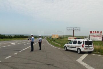 Băiat de 15 ani, prins conducând o mașină