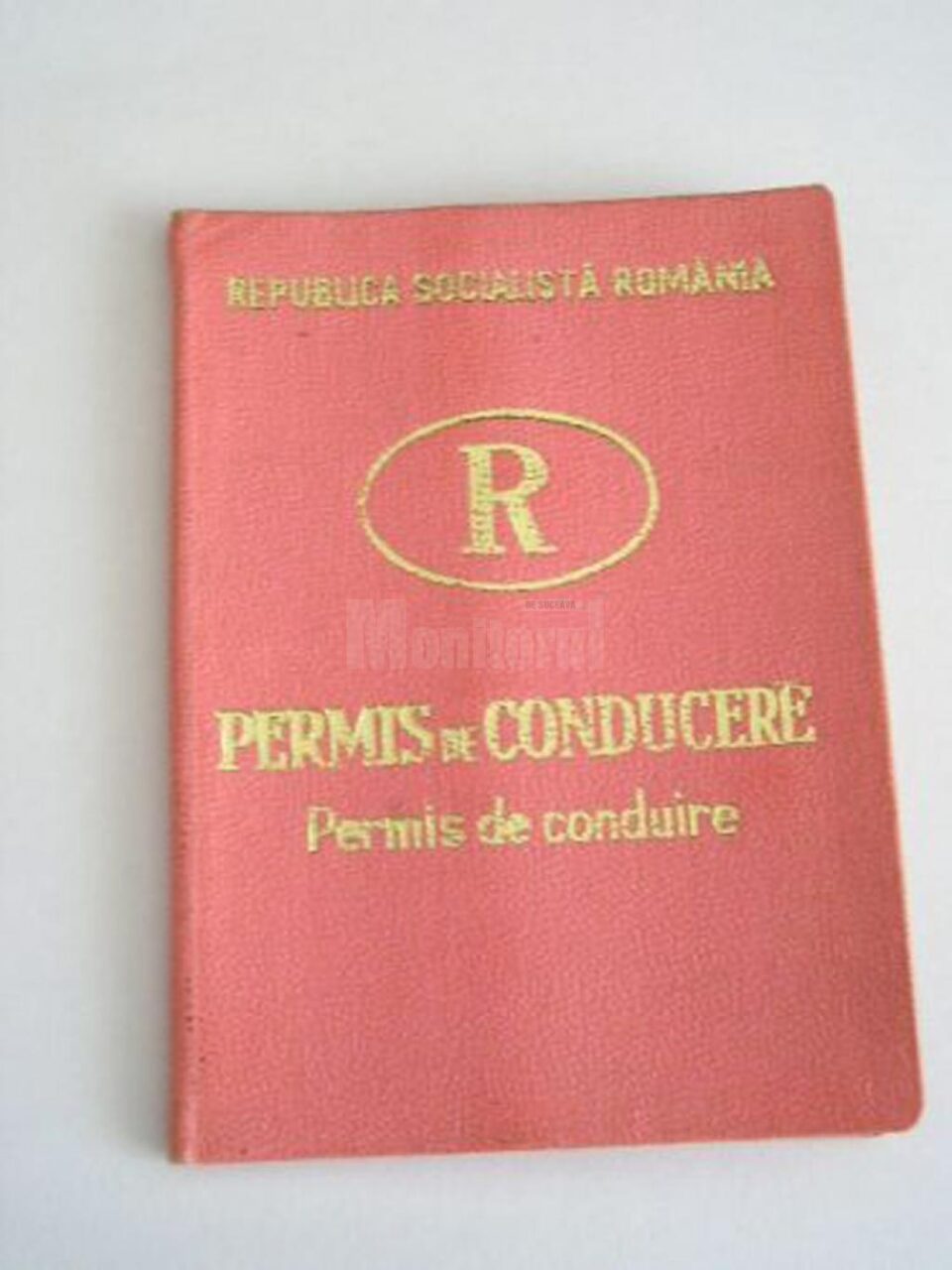 A prezentat la control un permis de conducere cu însemnele Republica Socialistă România A prezentat la control un permis de conducere cu însemnele Republica Socialistă România