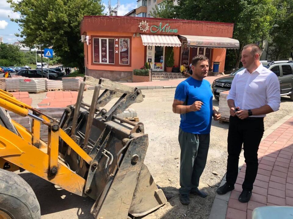 Viceprimarul Lucian Harșovschi supraveghează în teren evoluția lucrărilor de reabilitare stradală din municipiul Suceava