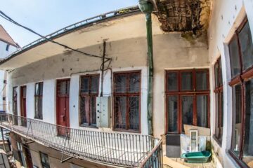 Clădirea reprezintă în continuare un risc major la adresa celor care intră în ea, darămite a celor care mai și locuiesc acolo