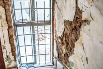 Clădirea reprezintă în continuare un risc major la adresa celor care intră în ea, darămite a celor care mai și locuiesc acolo