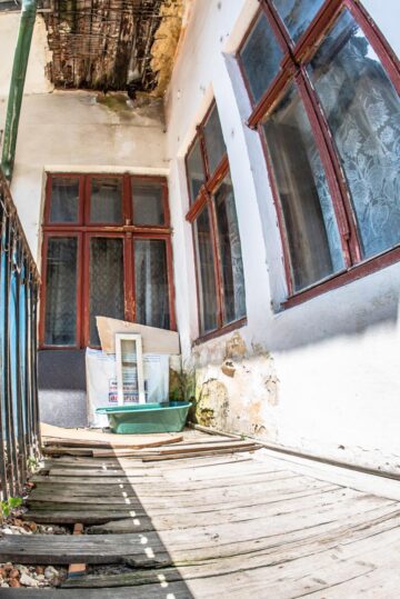 Clădirea reprezintă în continuare un risc major la adresa celor care intră în ea, darămite a celor care mai și locuiesc acolo
