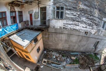 Clădirea reprezintă în continuare un risc major la adresa celor care intră în ea, darămite a celor care mai și locuiesc acolo
