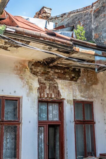 Clădirea reprezintă în continuare un risc major la adresa celor care intră în ea, darămite a celor care mai și locuiesc acolo