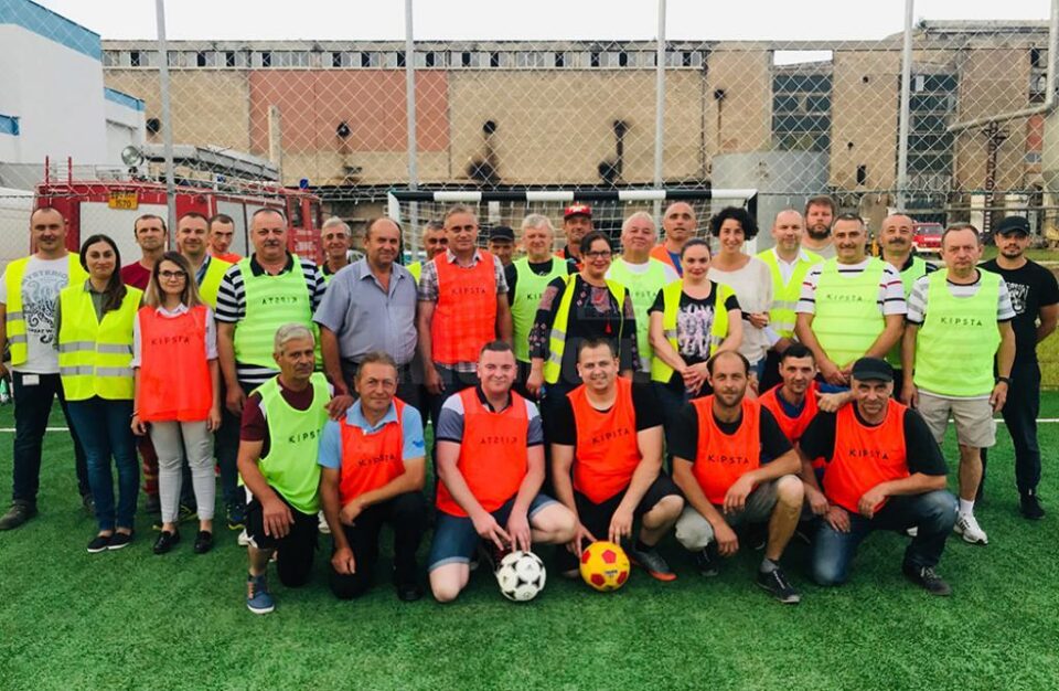 Angajații de la Ambro au acum la dispoziție un teren de sport ultramodern