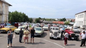 Expoziția a reunit peste 50 de oldmobile aparținând unor colecționari din mai multe județe ale Moldovei