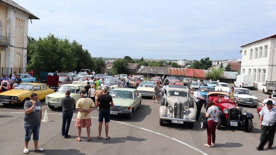 Expoziția a reunit peste 50 de oldmobile aparținând unor colecționari din mai multe județe ale Moldovei Expoziția a reunit peste 50 de oldmobile aparținând unor colecționari din mai multe județe ale Moldovei