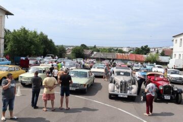 Expoziția a reunit peste 50 de oldmobile aparținând unor colecționari din mai multe județe ale Moldovei