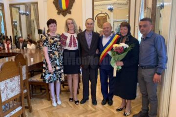 Primarul Ilie Boncheș alături de una dintre familiile care a împlinit 50 de ani de căsătorie