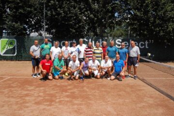 Poza de grup cu o parte din participanții la cea de-a IV-a ediție a Memorialului Ilie Mironescu