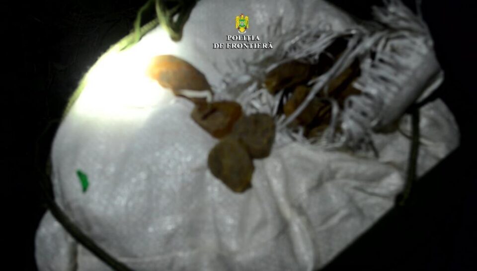 Transport de 100 de kg de chihlimbar, interceptat pe frontieră la Ulma. Polițiștii au reușit să prindă o femeie din grupul de cărăuși